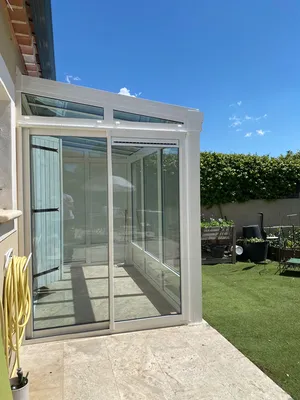 Véranda traditionnelle avec verrière à Fréjus