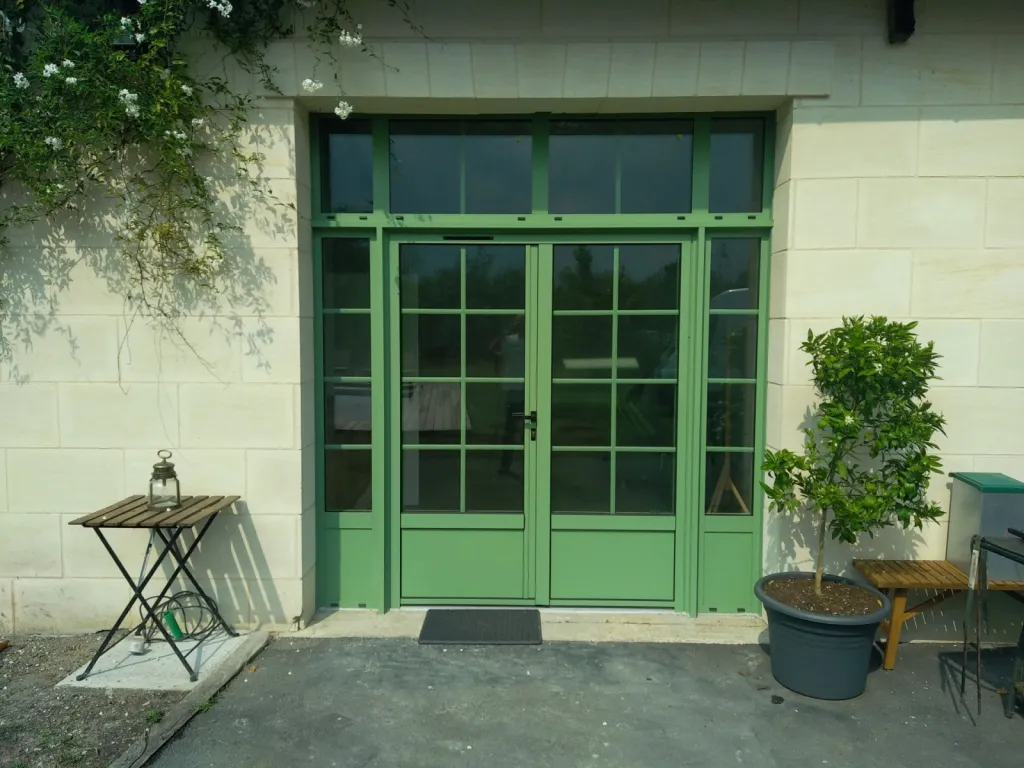 Pose d’une porte-fenêtre en alu laqué vert pour l’accès à une terrasse de maison à Pessac