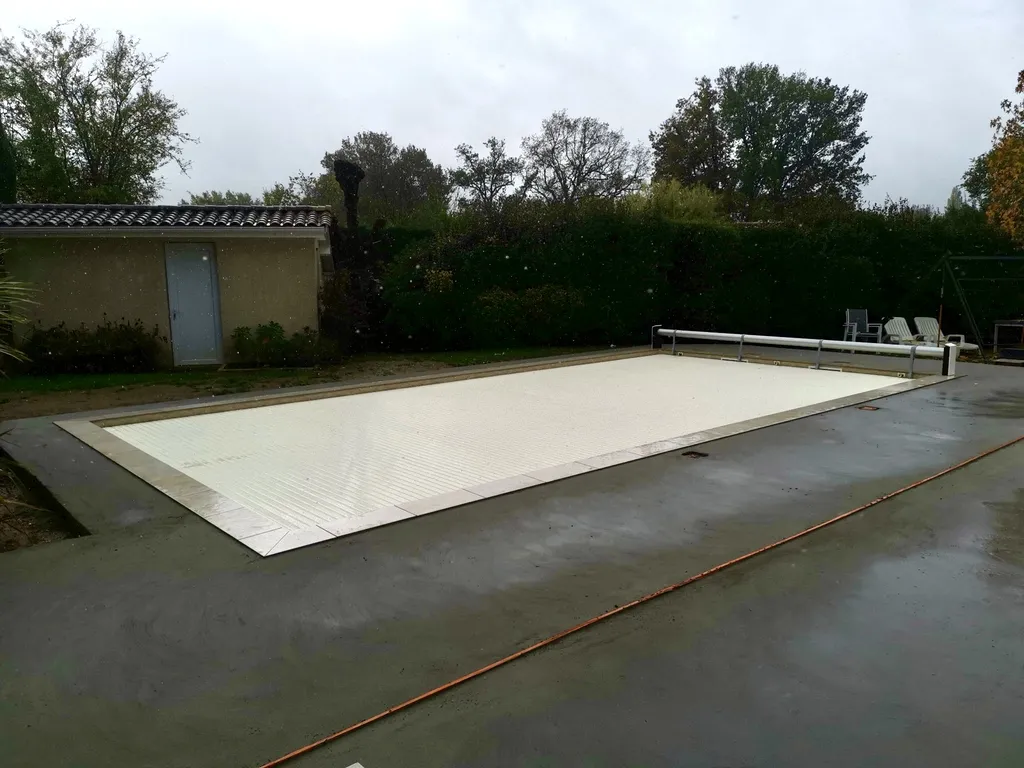 Bâche ou volet de piscine au Cap-Ferret : quelle solution choisir pour protéger efficacement votre bassin selon vos usages ?