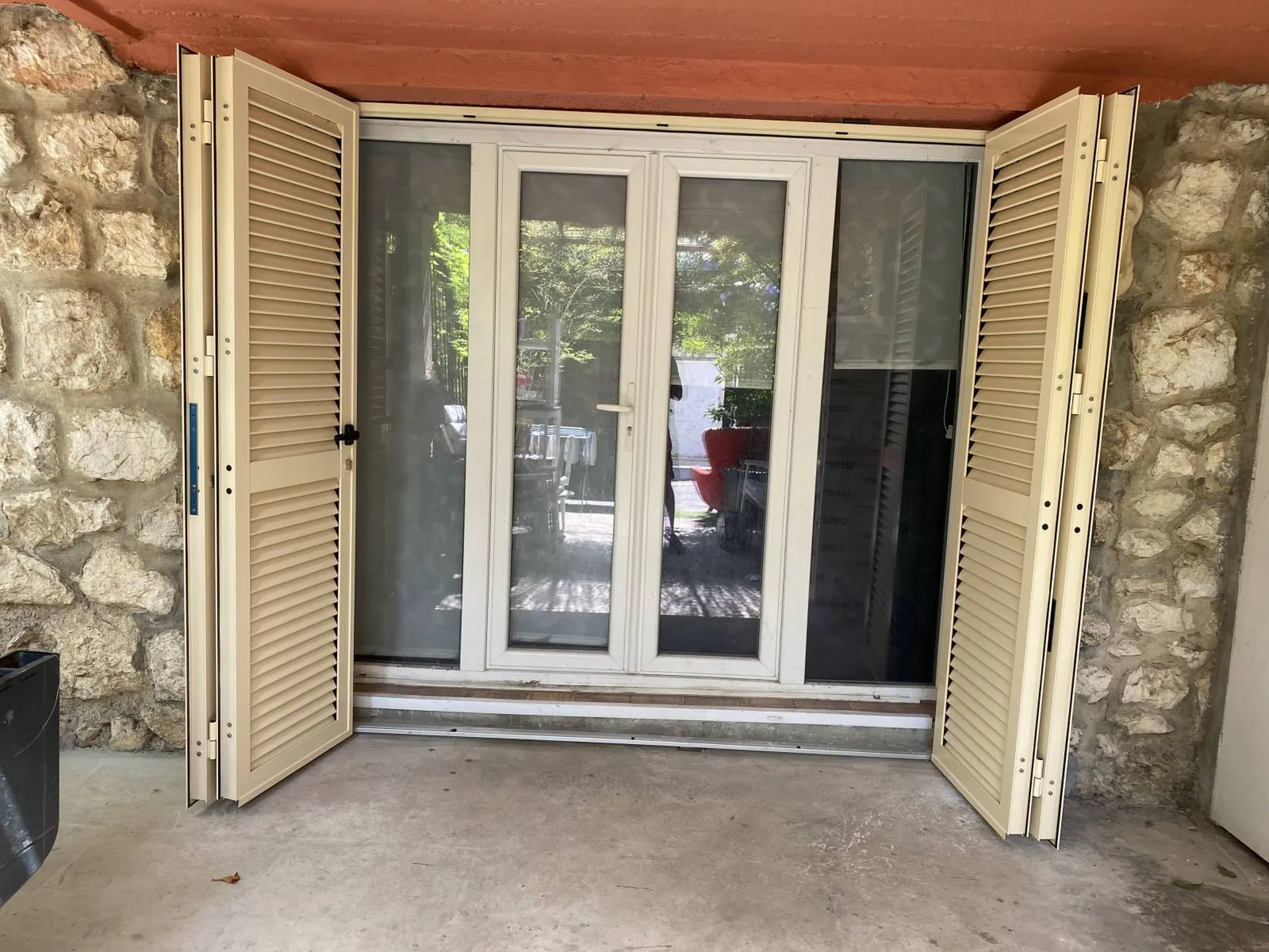 Pose de volets battants en aluminium à Nice (06)