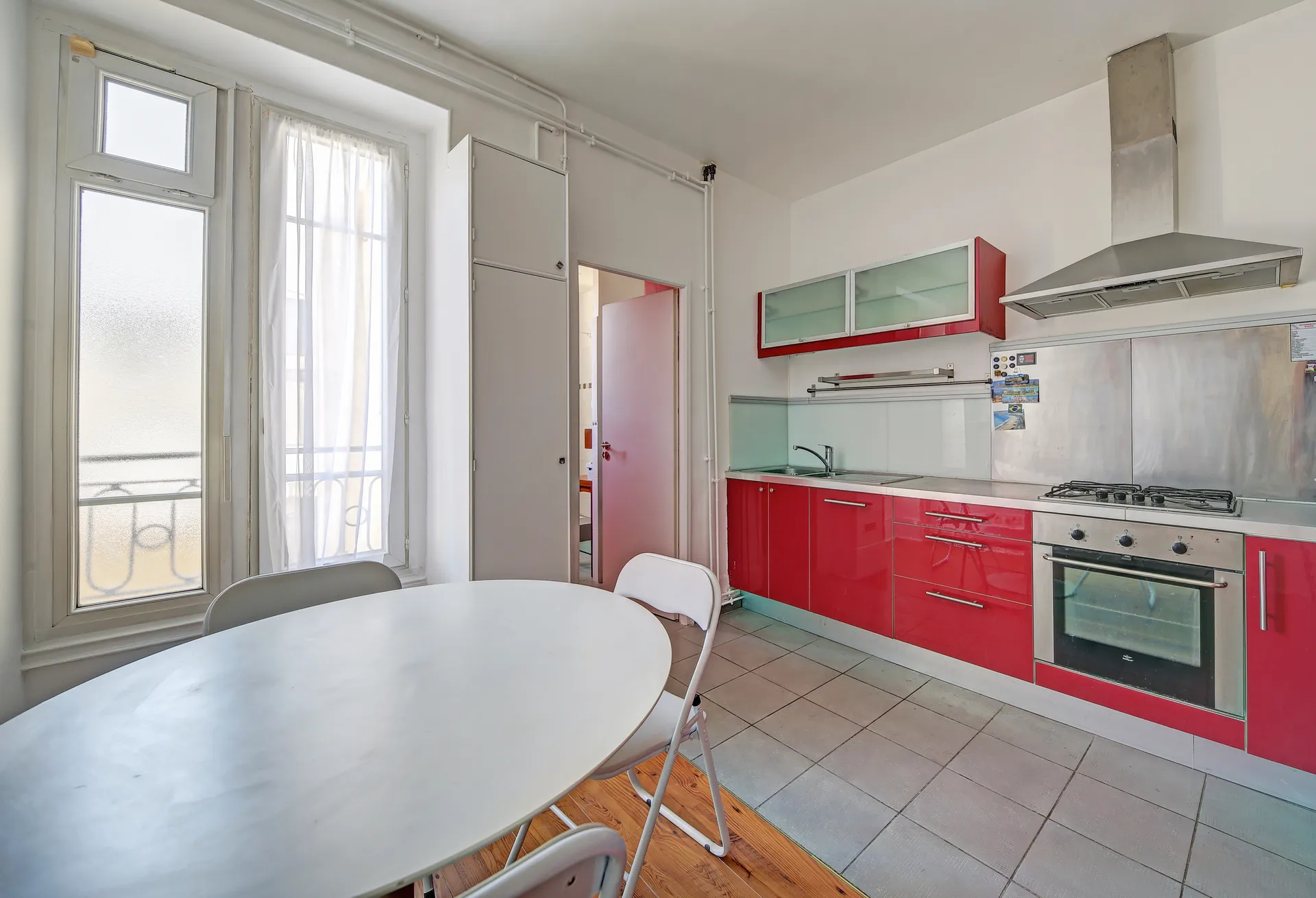 A vendre un bel appartement de 52,68 M² beaux volumes, dans un immeuble à Saint Germain en Laye, proche de la Place du Marché, 5 minutes du RER A.