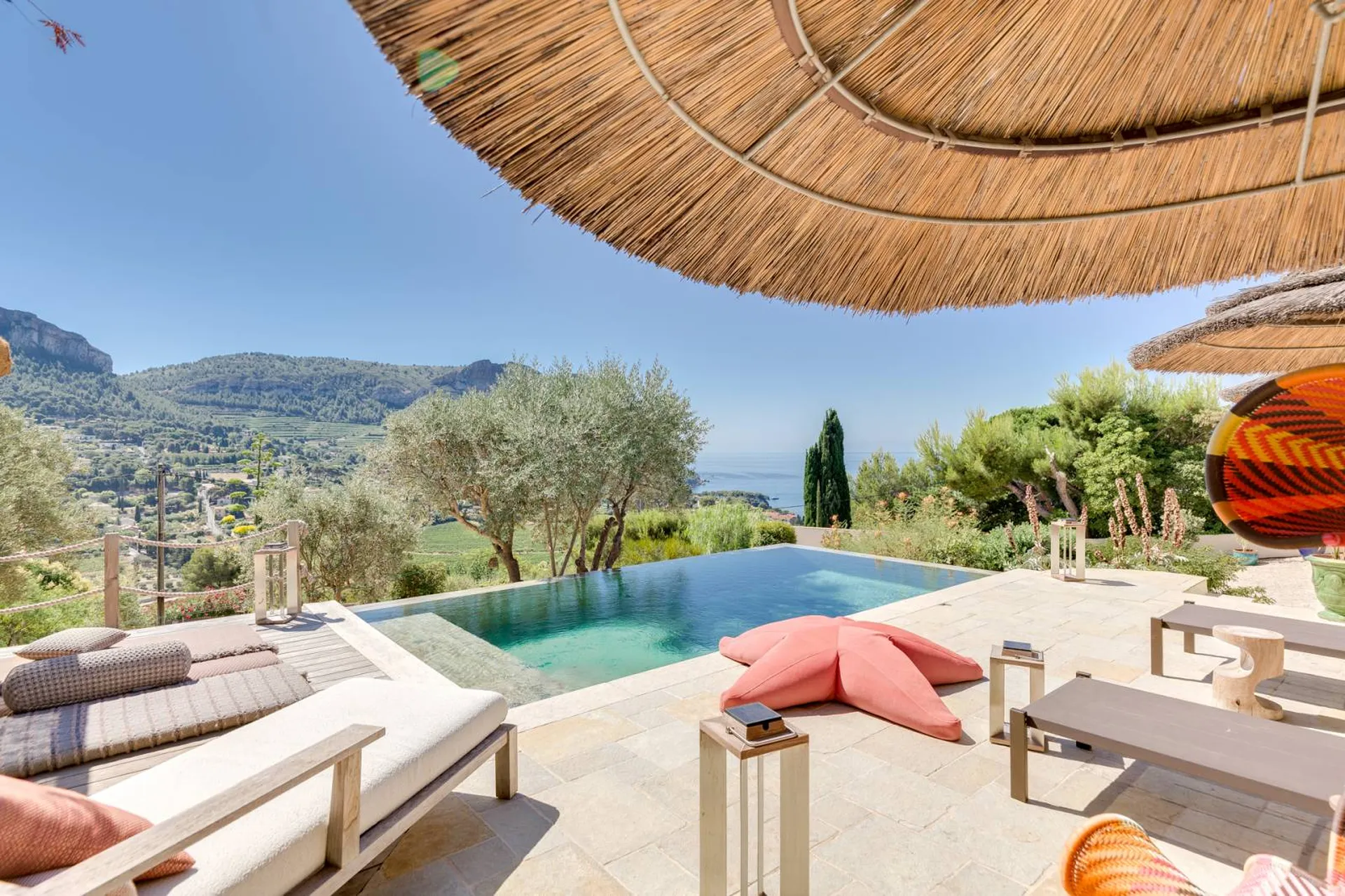 Maison moderne Cassis  nichée à l'abri des regards bénéficiant d'un panorama exceptionnel sur la baie