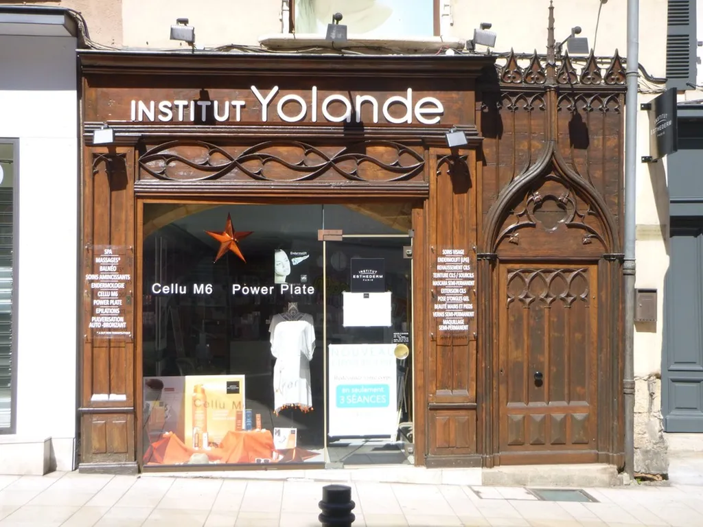 Réalisation et pose de lettres reliefs lumineuse pour ce centre de beauté Institut Yolande à Villefranche sur Saône