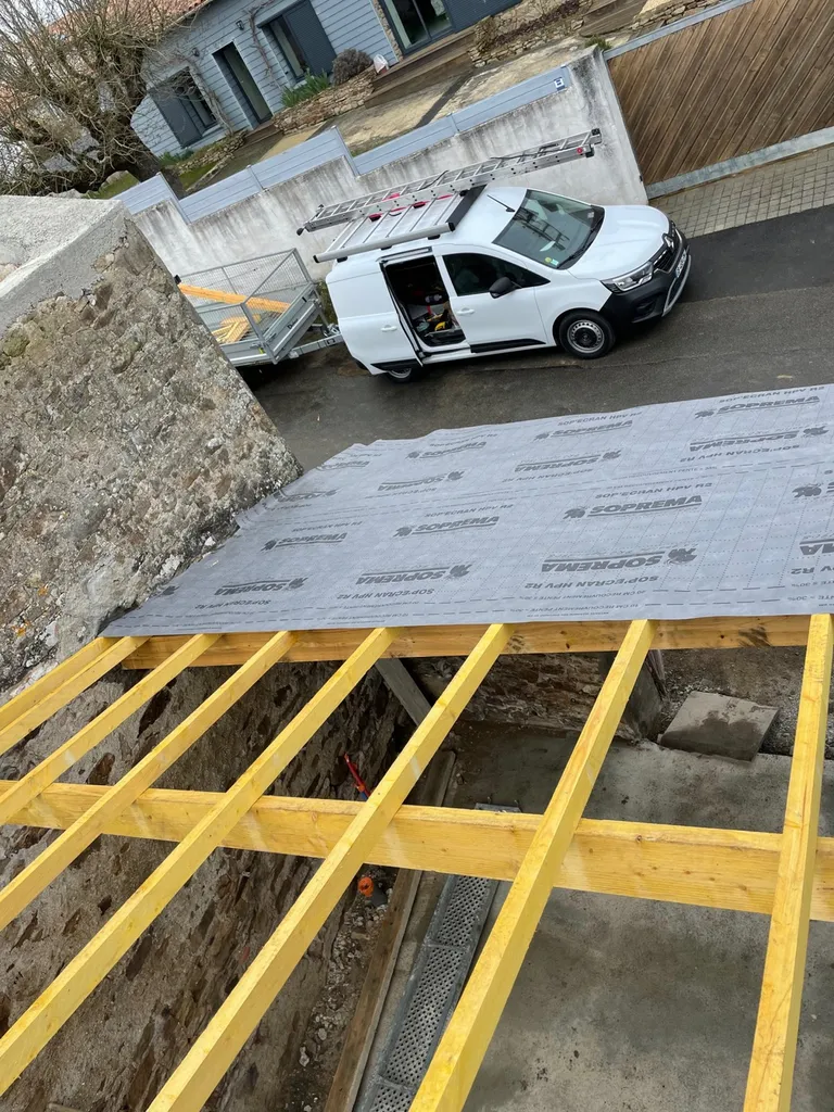 Rénovation de charpente à Nantes : Renforcement des structures en bois traité par un professionnel qualifié de votre zone