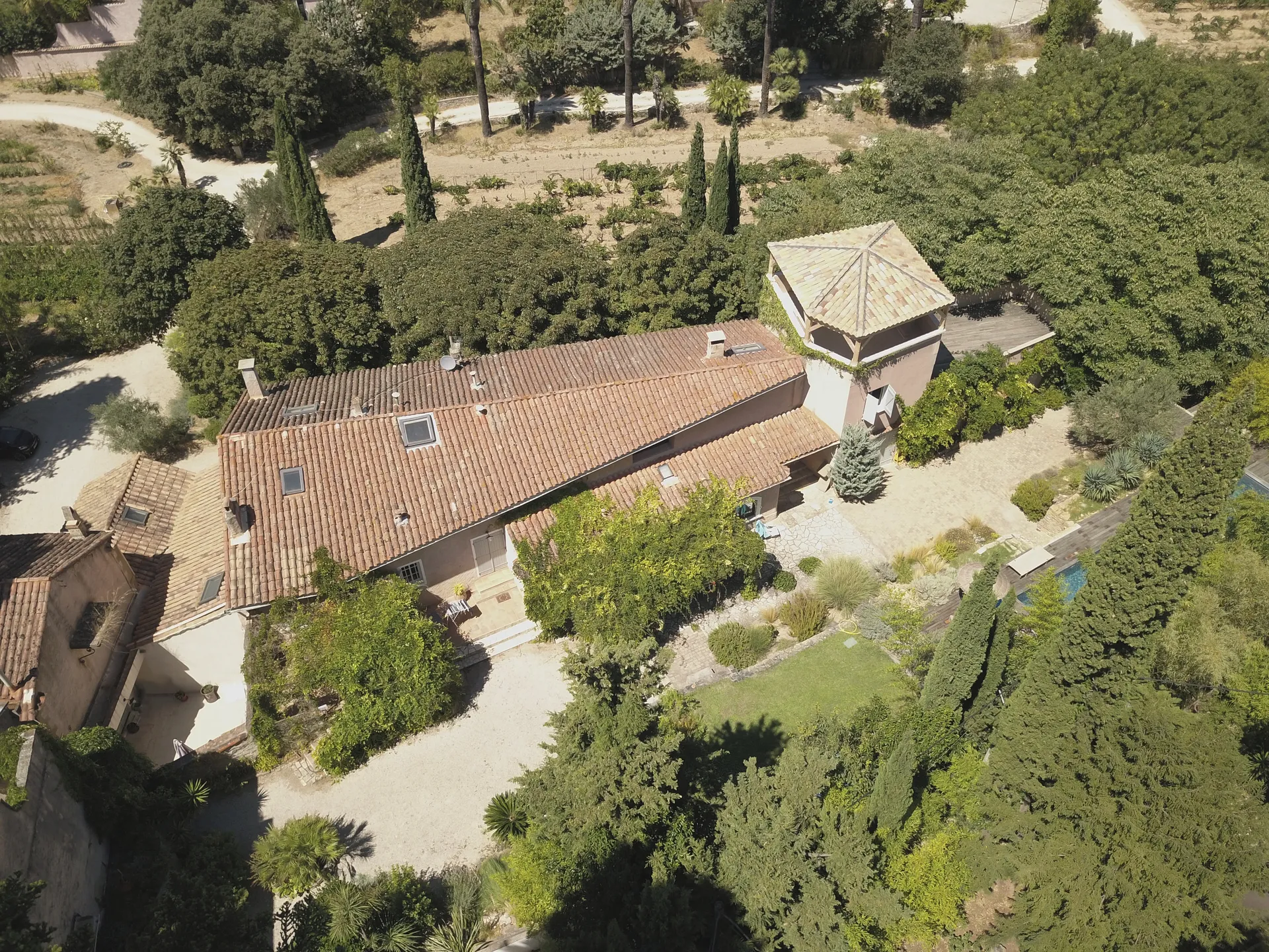Vente propriété d'exception Cassis quartier campagne avec dépendances, nombreuses terrasses, grand garage, piscine et aire de bronzage