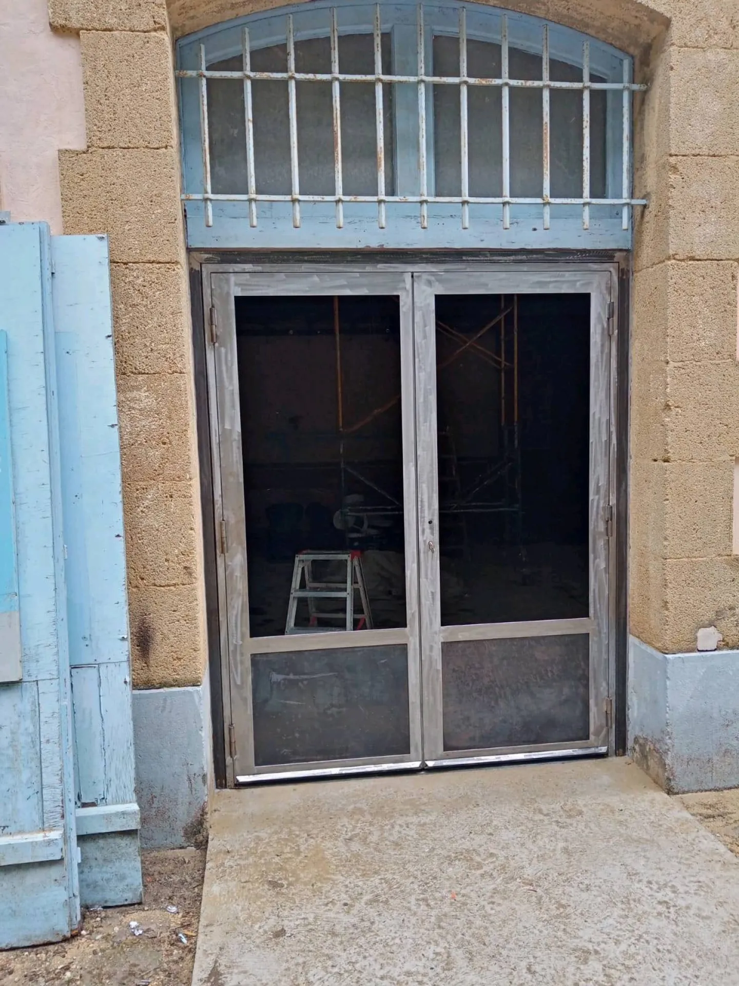FABRICATION ET VENTE DE PORTE GRILLE MÉTALLIQUE POUR UNE EPICERIE PRES DE LA FARE DES OLIVIERS