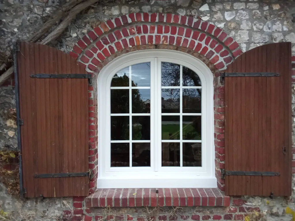 Professionnels experts de la pose de fenêtres secteur le Havre Alu / Bois / Hybride / PVC - Devis gratuit : Fenêtres sur mesure et performantes, réduisez vos factures et gagnez en confort !