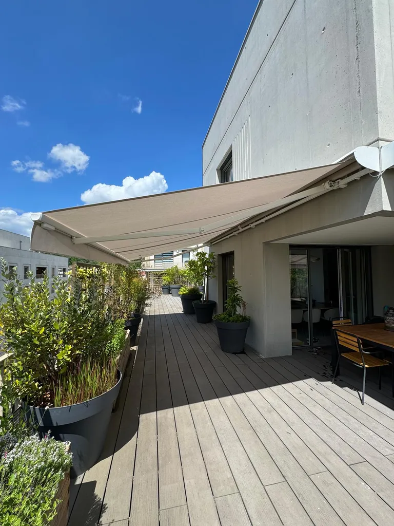 Pose de stores Franciaflex électriques Somfy pour protéger la terrasse et le salon d'une villa d'architecte haut de gamme à Lyon 9