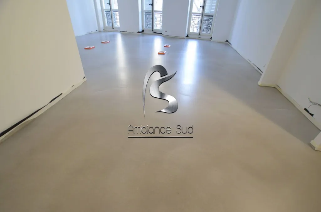 SOL EN BÉTON CIRE COULE DÉCORATIF À MARSEILLE 13