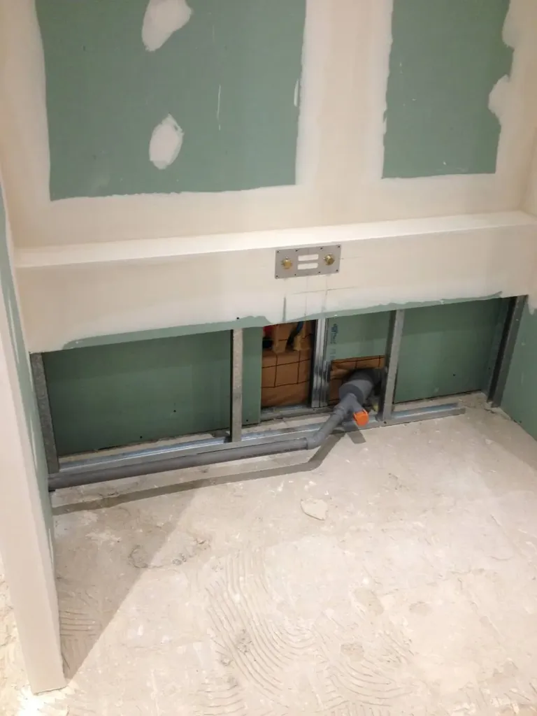 Raccordement de l’évacuation de baignoire lors des travaux de rénovation complète de plomberie dans une maison à Caluire-et-Cuire (Rhône – 69)