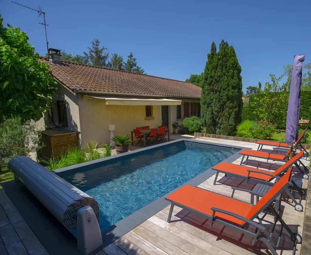 Construction piscine béton armé avec terrasse bois IPE et aménagements extérieurs à Genay proche Lyon
