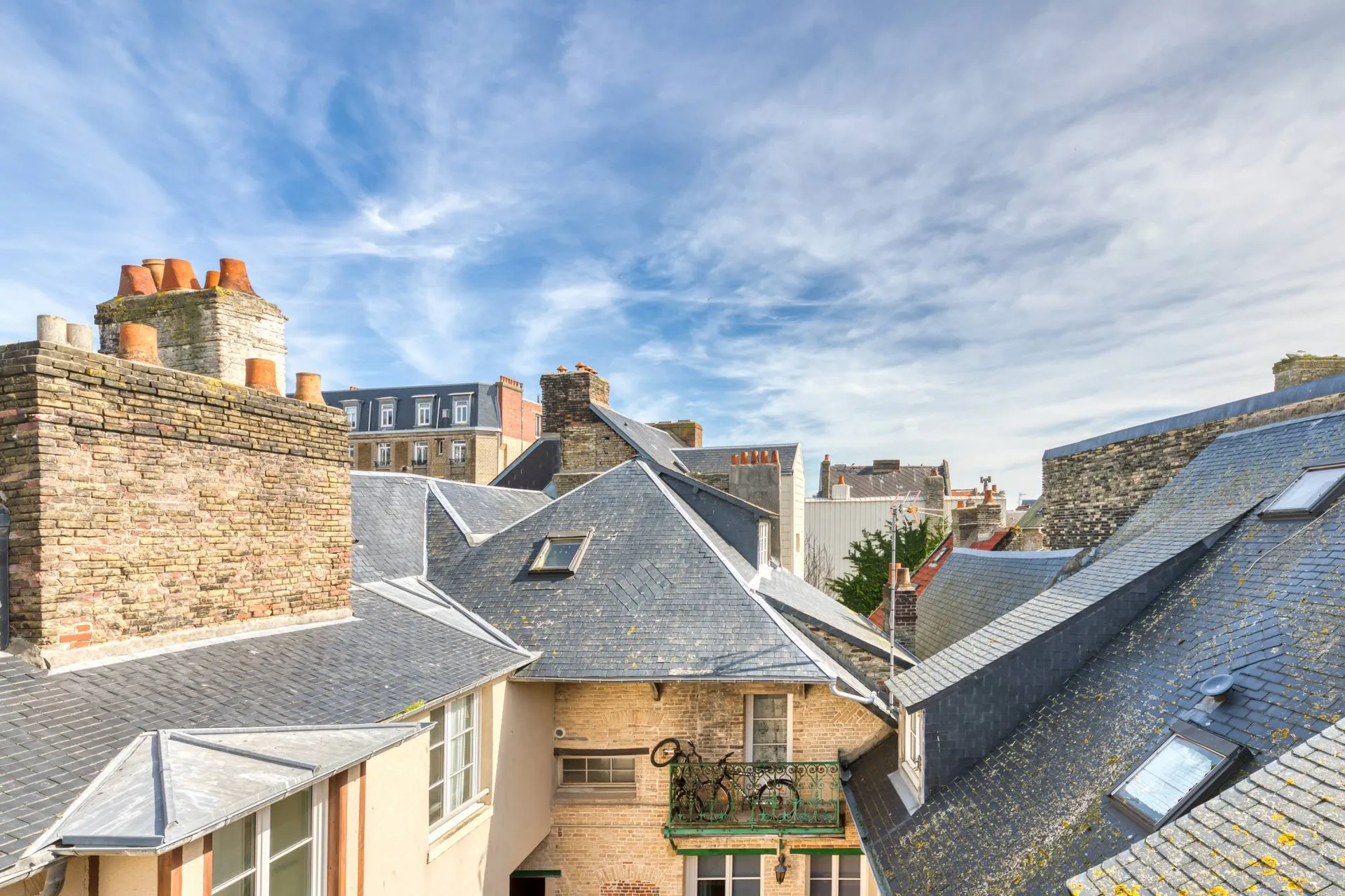 Beau Duplex rénové de 87.35m² Carrez sur cour au cœur de Dieppe, Normandie.