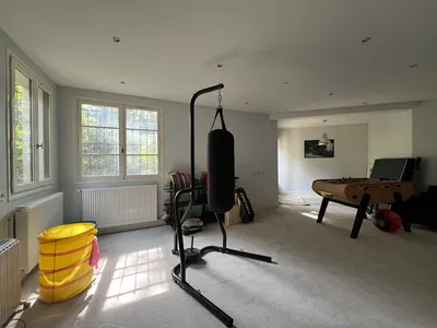salle de jeu en sous sol avec hauteur sous plafond agréable maison en vente cehz Helix immobilier Le Vesinet
