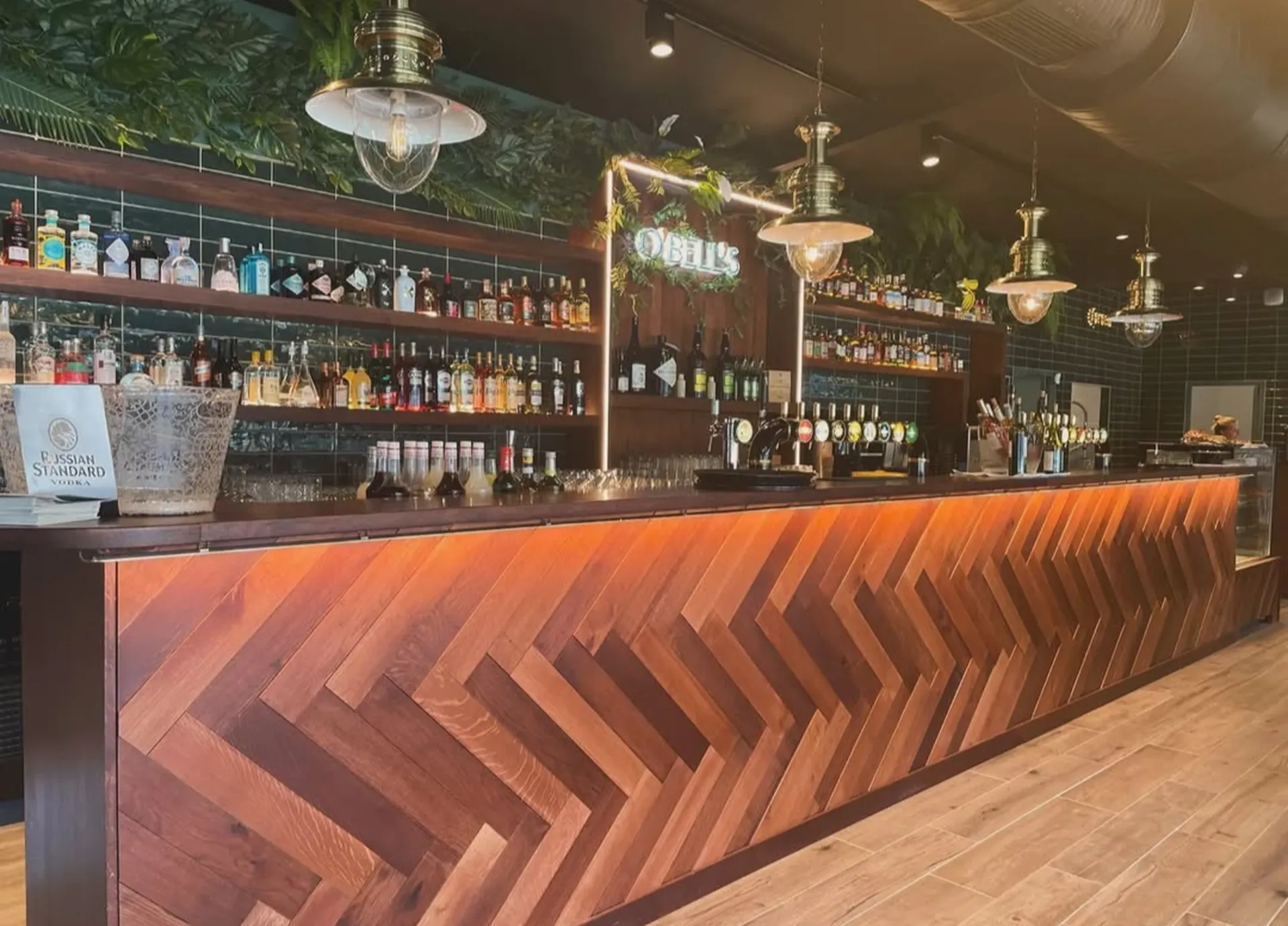 Création et fabrication d’une structure de bar en acier sur-mesure à Plan de Campagne près de Cabriès pour pub