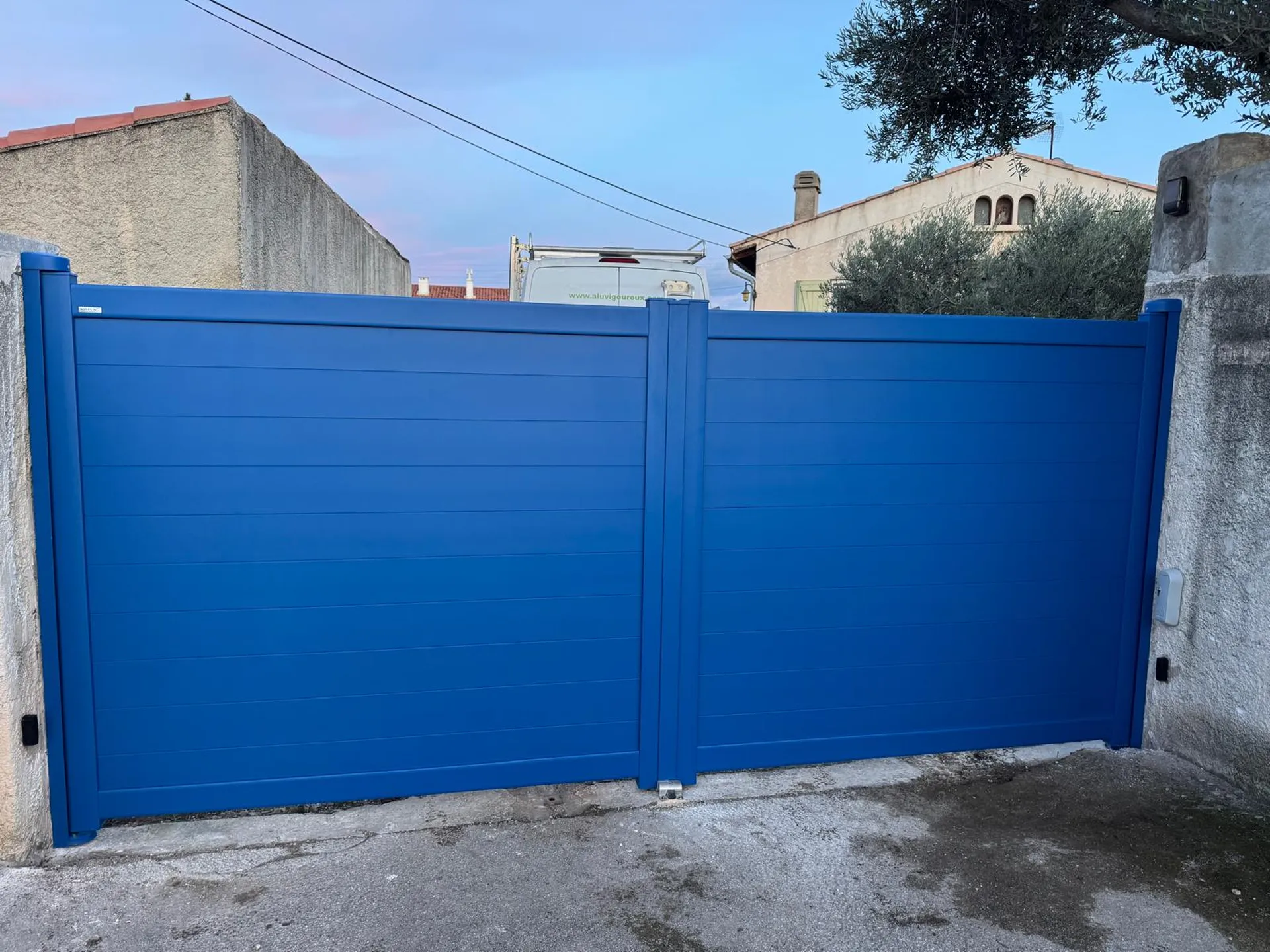 Installation d'un portail sur mesure en aluminium motorisé à Châteauneuf-les-Martigues