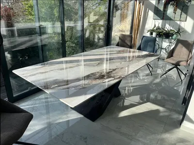 Réalisation d'une table de salle à manger sur-mesure avec un plateau céramique effet pierre à Deauville