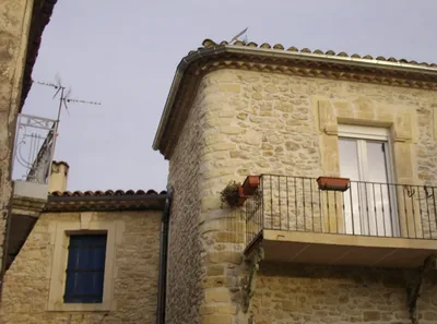 Pose de gouttières en zinc pour la protection des façades et des toitures de maisons anciennes en pierre