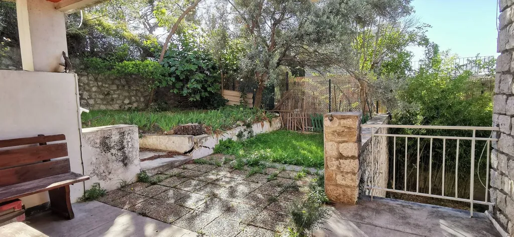 Vente appartement T2 Cassis  ouvrant sur 95 m² de jardin privatif dans petit immeuble proche village