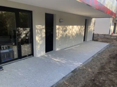 Pose de dalle 20*20 d'une maison à Ostwald près de Strasbourg.