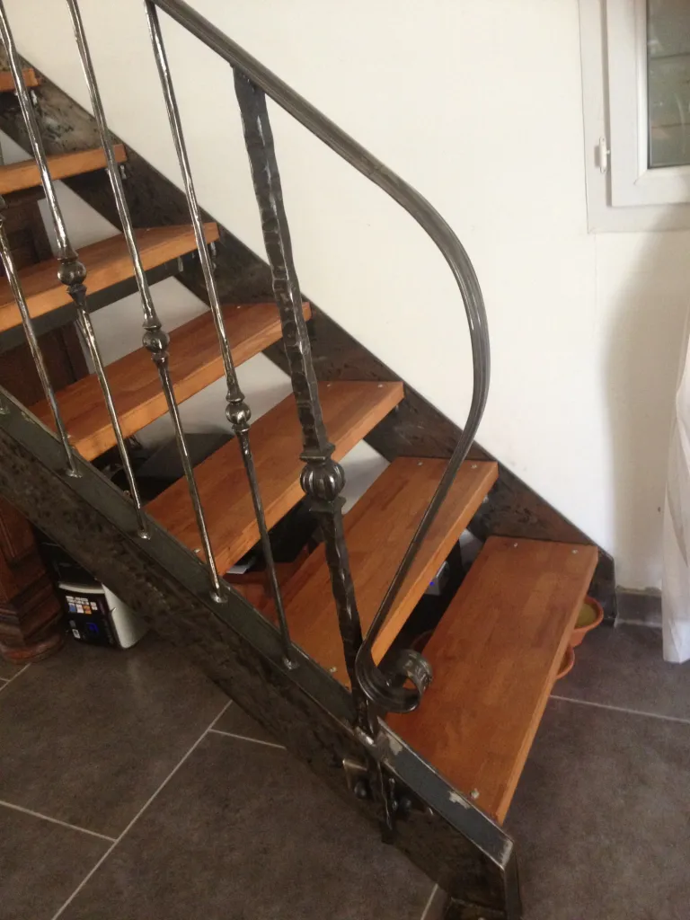 POSE ESCALIER EN FER FORGE FABRIQUE SUR MESURE AVEC  MARCHES EN BOIS MARTIGUES
