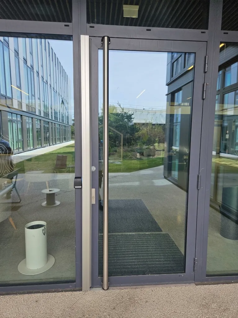 Porte coté extérieur avec double bandeau ventouse et déplacement lecteur de badge sur menuiserie aluminium