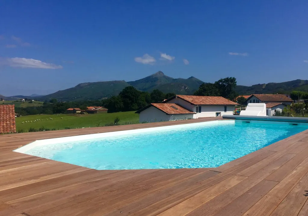 ONYX 7,5m de nuit avec projecteurs LED : une ambiance lumineuse et chaleureuse.