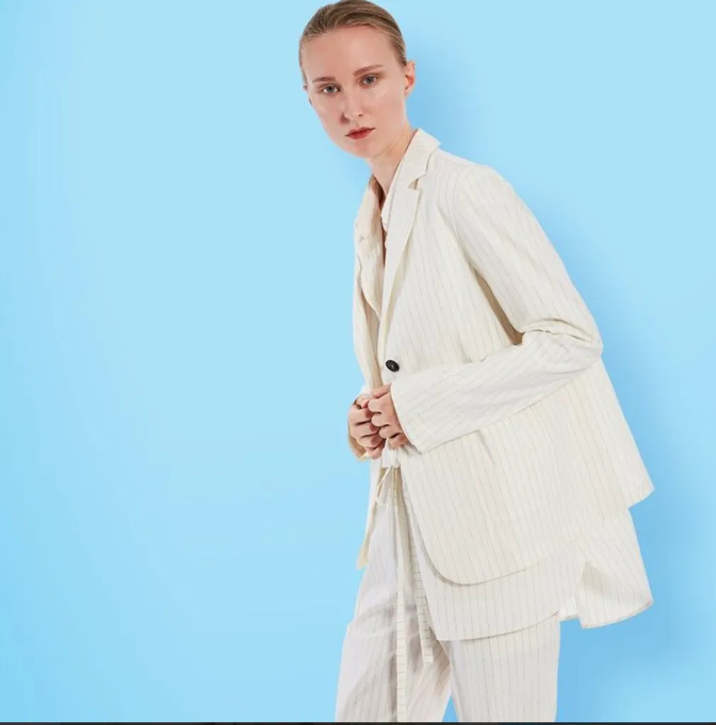 Lis Lareida un look pointu pour une femme qui aime les lignes épurées