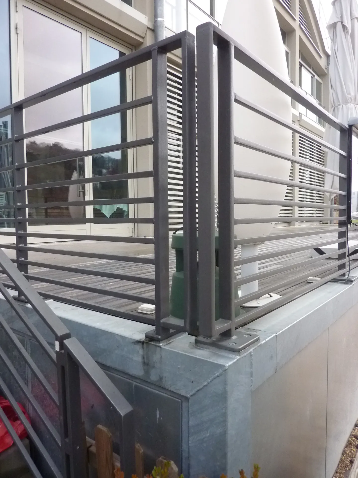 Terrasse rénovée avec garde-corps dans une maison de ville à Lyon (Rhône 69)