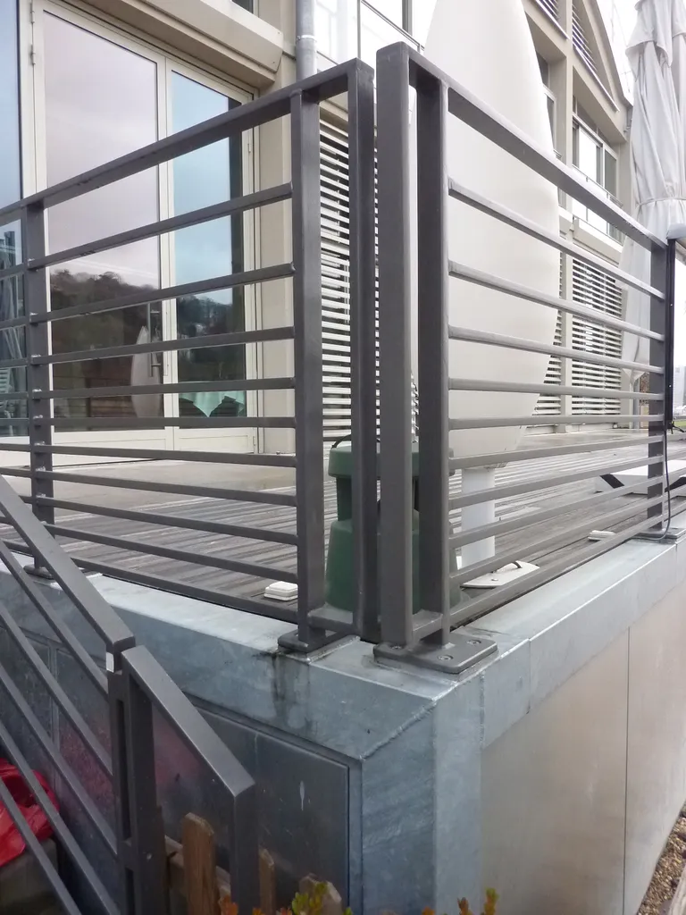 Terrasse rénovée avec garde-corps dans une maison de ville à Lyon (Rhône 69)