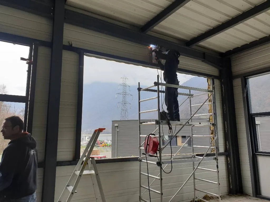 Fourniture et Pose de menuiseries aluminium en Savoie chez un industriel