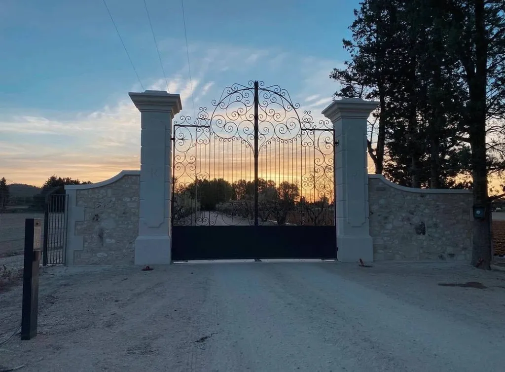 piliers en pierre d'estaillade du Lubéron avec un joli levé de soleil