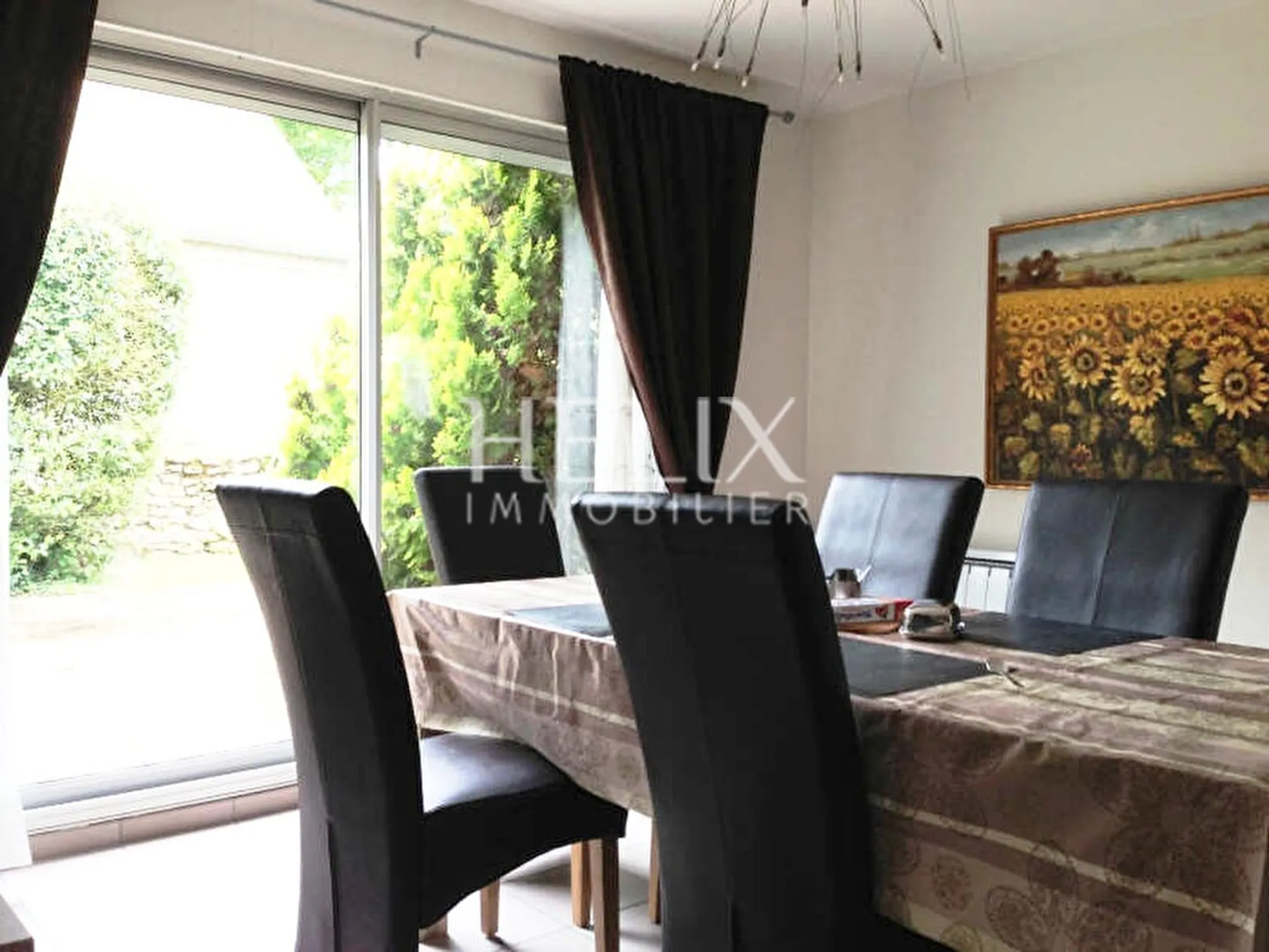 Belle maison de 170 M² à Chambourcy édifiée sur un terrain de 1006 M² joliment arborée et parfaitement entretenue, entièrement close de murets en pierre, quelques marches permettent l'accès à la maison. 