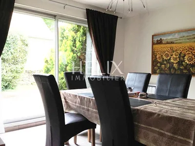 Belle maison de 170 M² à Chambourcy édifiée sur un terrain de 1006 M² joliment arborée et parfaitement entretenue, entièrement close de murets en pierre, quelques marches permettent l'accès à la maison. 