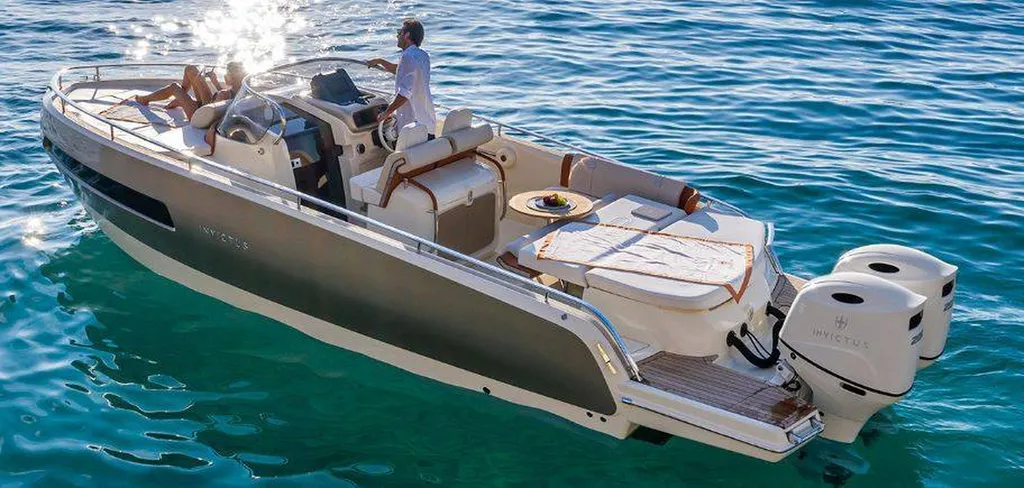Naviguer avec un Invictus GT 280 S sur le Golfe du Morbihan avec Meca Nautique