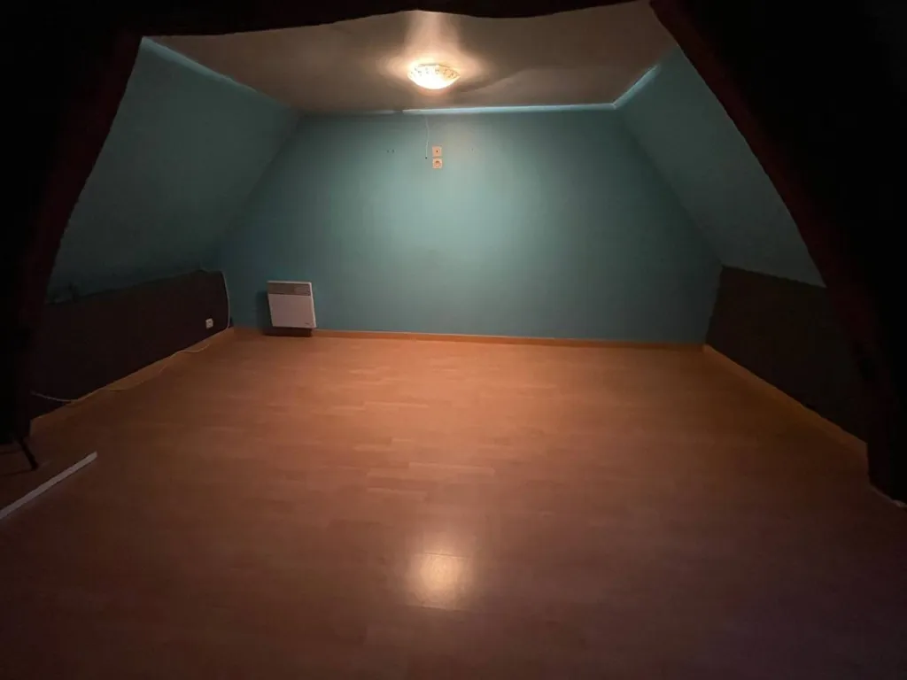 Cette maison avec chauffage au fuel et poêle à bois,cave et son atelier de 35m²