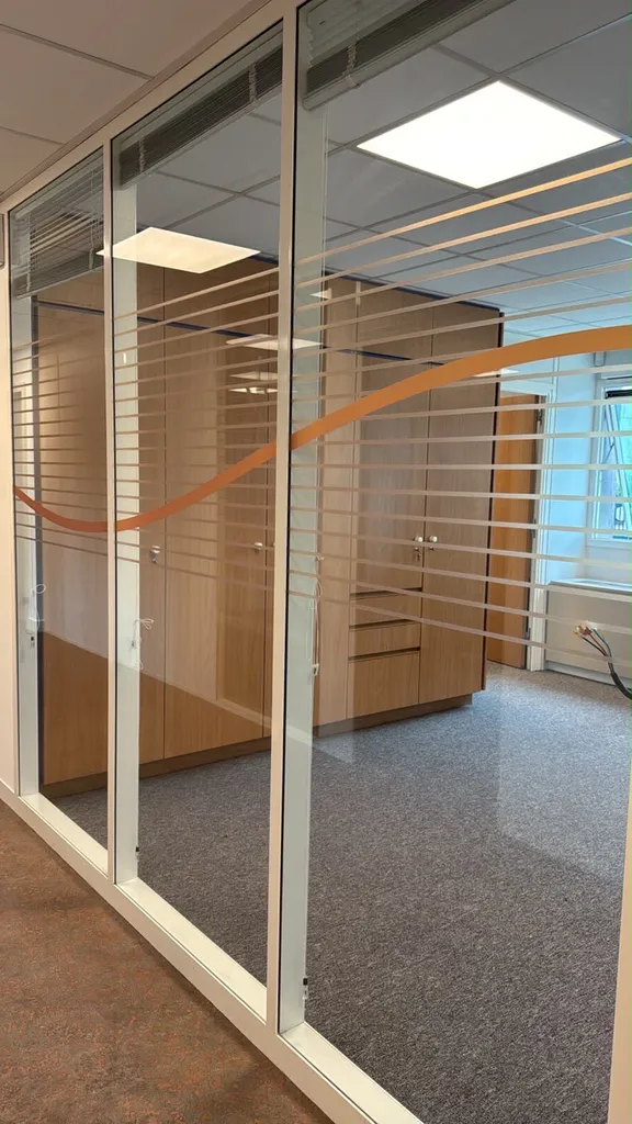 Fabrication et pose de vitrophanie décorative en adhésif dépoli imprimé pour bureaux professionnels à Strasbourg dans le Bas-Rhin