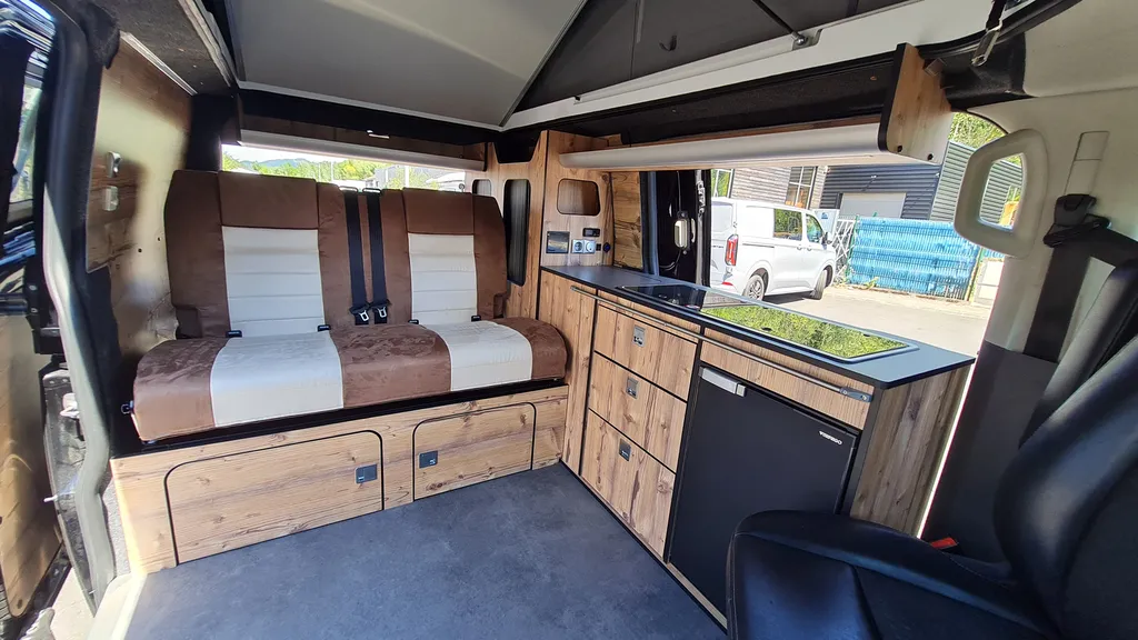 Pose d'une banquette lit RIB Scopema homologuée dans un Ford Transit Custom Long à Vizille