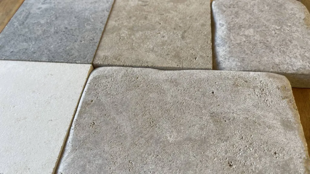 Carrelage pierre claire pour intérieur et extérieur en terrasse ou plage de piscine 36 rue de Bourgogne 75007 Paris