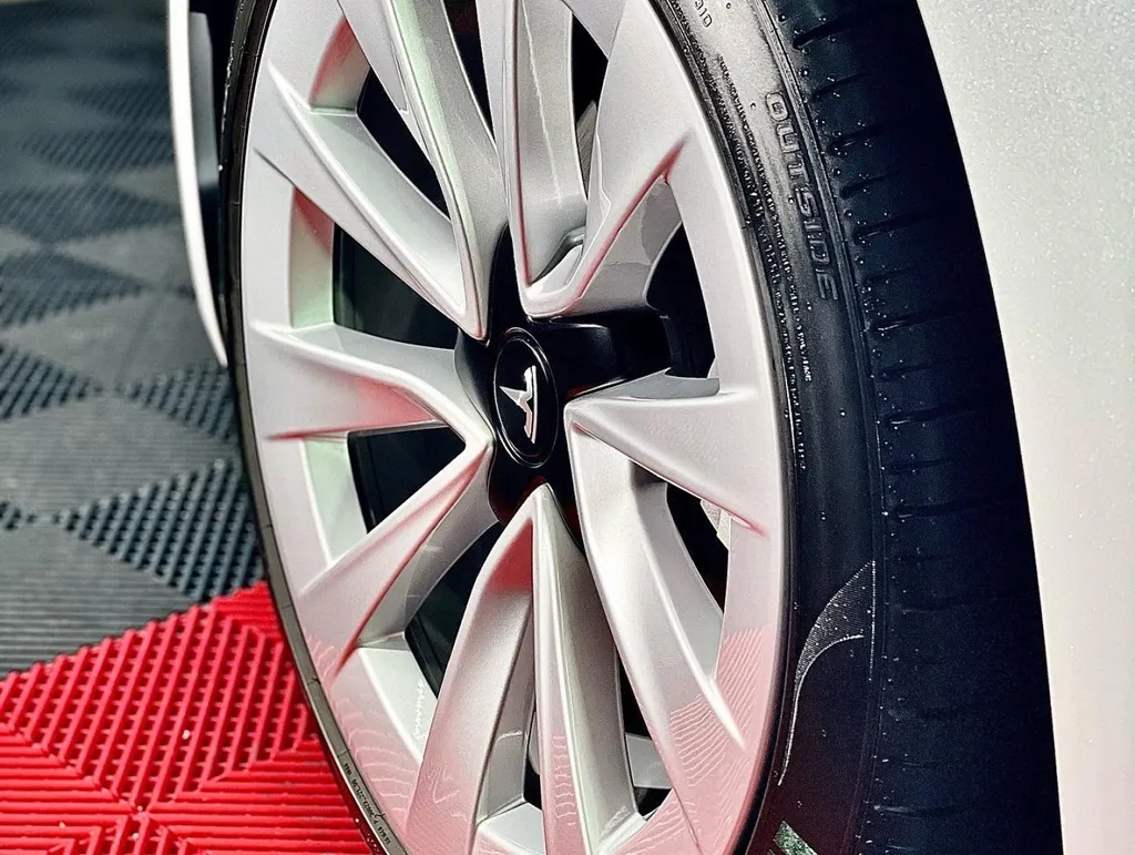 Protection traitement céramique carrosserie et jantes Tesla modèle 3 Lyon 