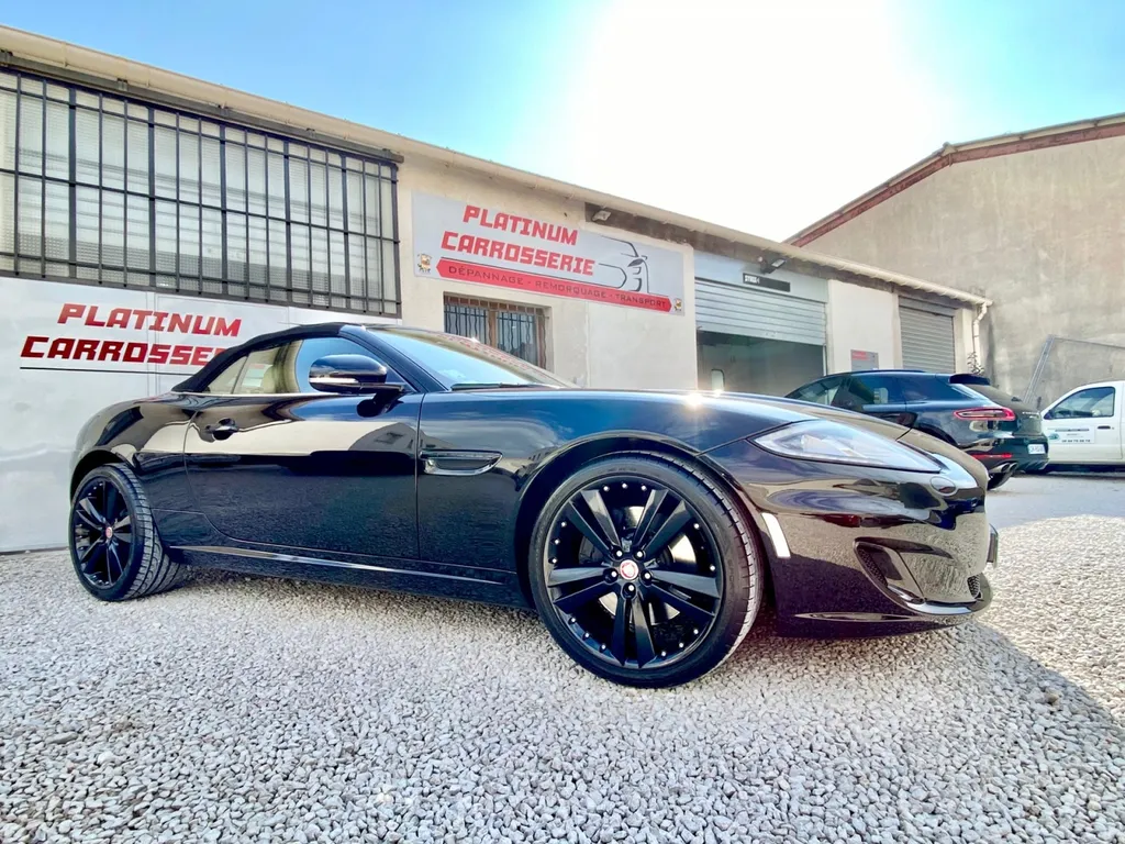 Lustrage de la carrosserie professionnel sur cette magnifique Jaguar XK par Platinum Carrosserie Carnoux