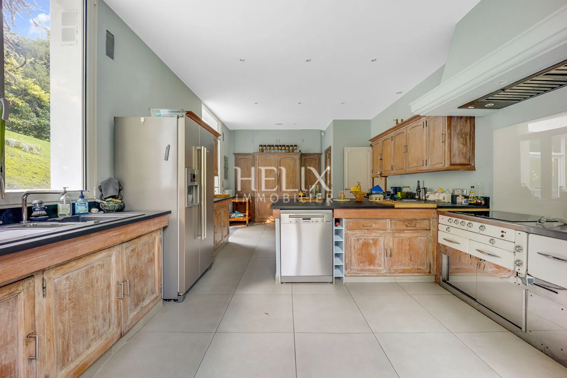 Maison à 7 minutes du centre de Saint Germain en Laye 10 pièces 410 m2 sur terrain de 3700 m2 avec piscine intérieure 8x4m très belles prestations