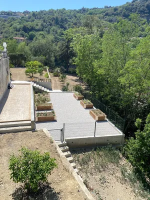 Bacs potagers avec massifs et graviers à Nice nord