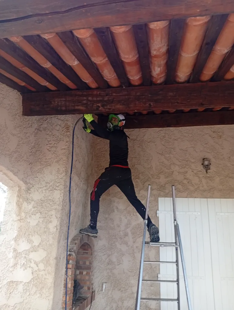 Traitement de charpente avec pose d'injecteur pour injection et pulvérisation chantier Brignoles
