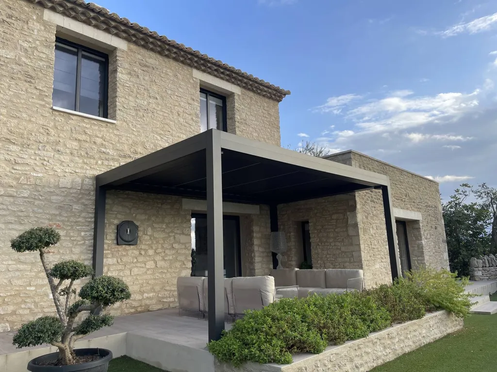 Réalisation de deux pergolas bioclimatiques rétractables dans le Luberon