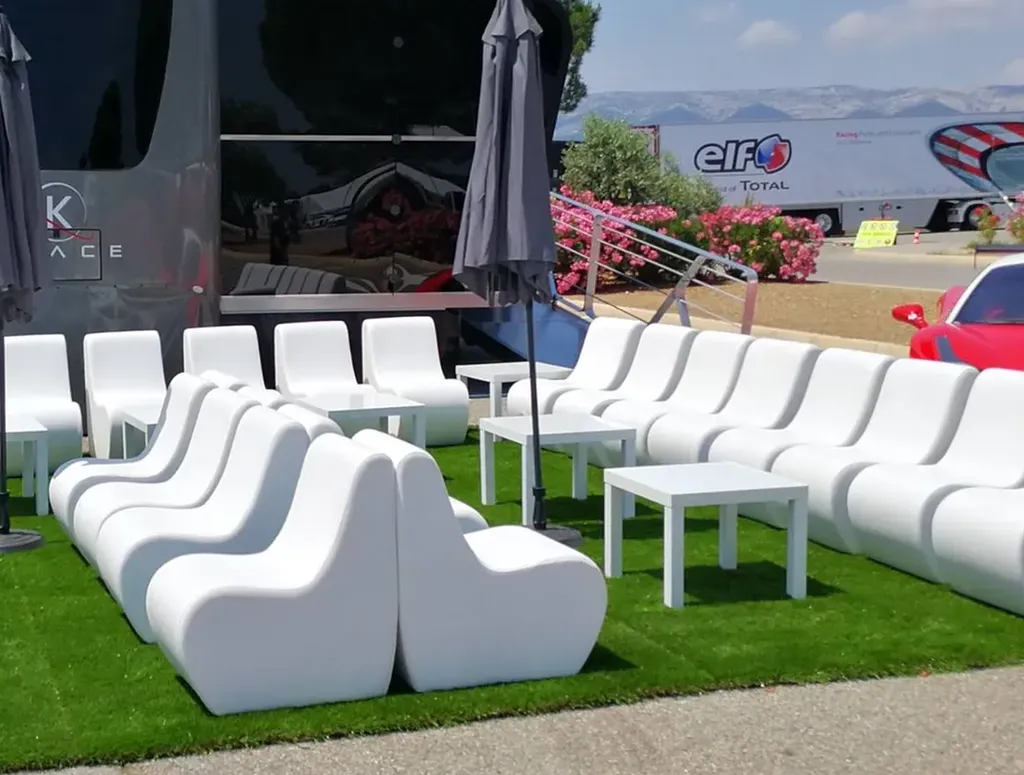 Location de tables basses laquées blanches pour salons lounge et événements VIP chics dans les Bouches-du-Rhône et à Marignane