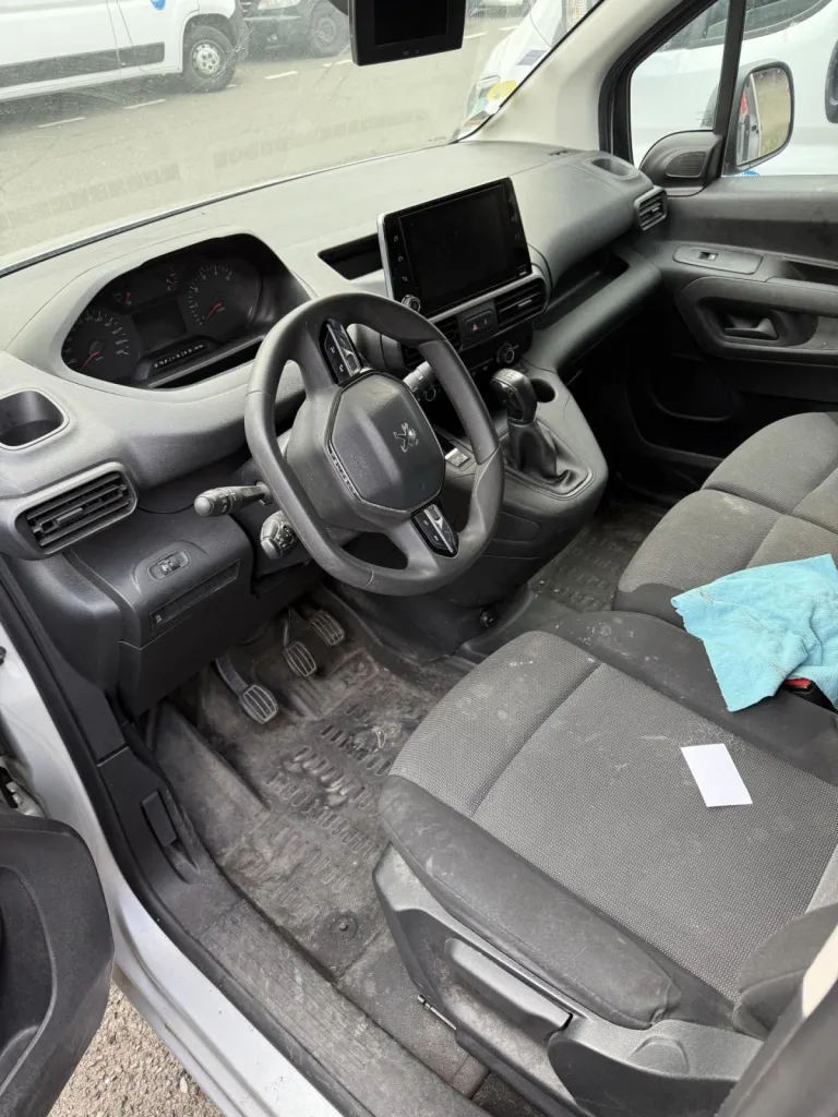 Peugeot Partner : Déflocage professionnel et remise en état avec nettoyage complet à Saint Just Saint Rambert