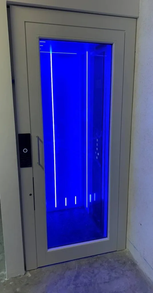 Porte battante bénficiant de l'ambiance lumineuse de l'ascenseur de maison intérieur sur 3 niveaux à Carry le Rouet près de Marseille