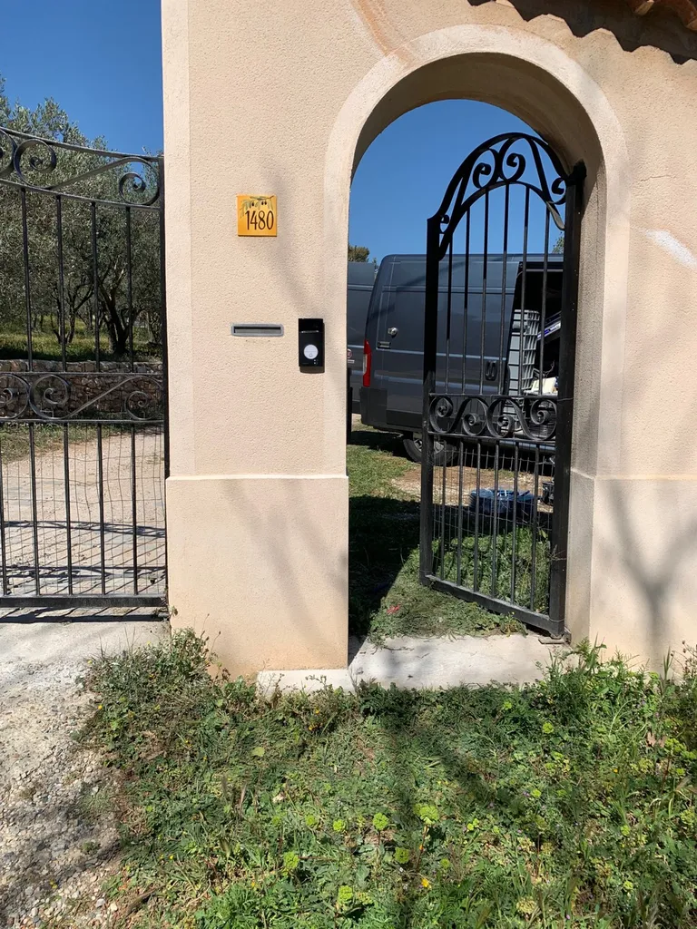 Installation visiophone connecté Legrand BTicino EOS 300 sur Roquevaire