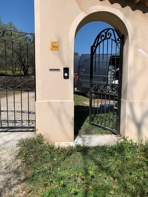 Installation visiophone connecté Legrand BTicino EOS 300 sur Roquevaire