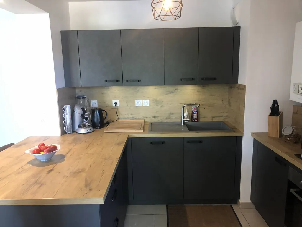 Votre cuisiniste à Saint Fons présente une crédence de cuisine en bois